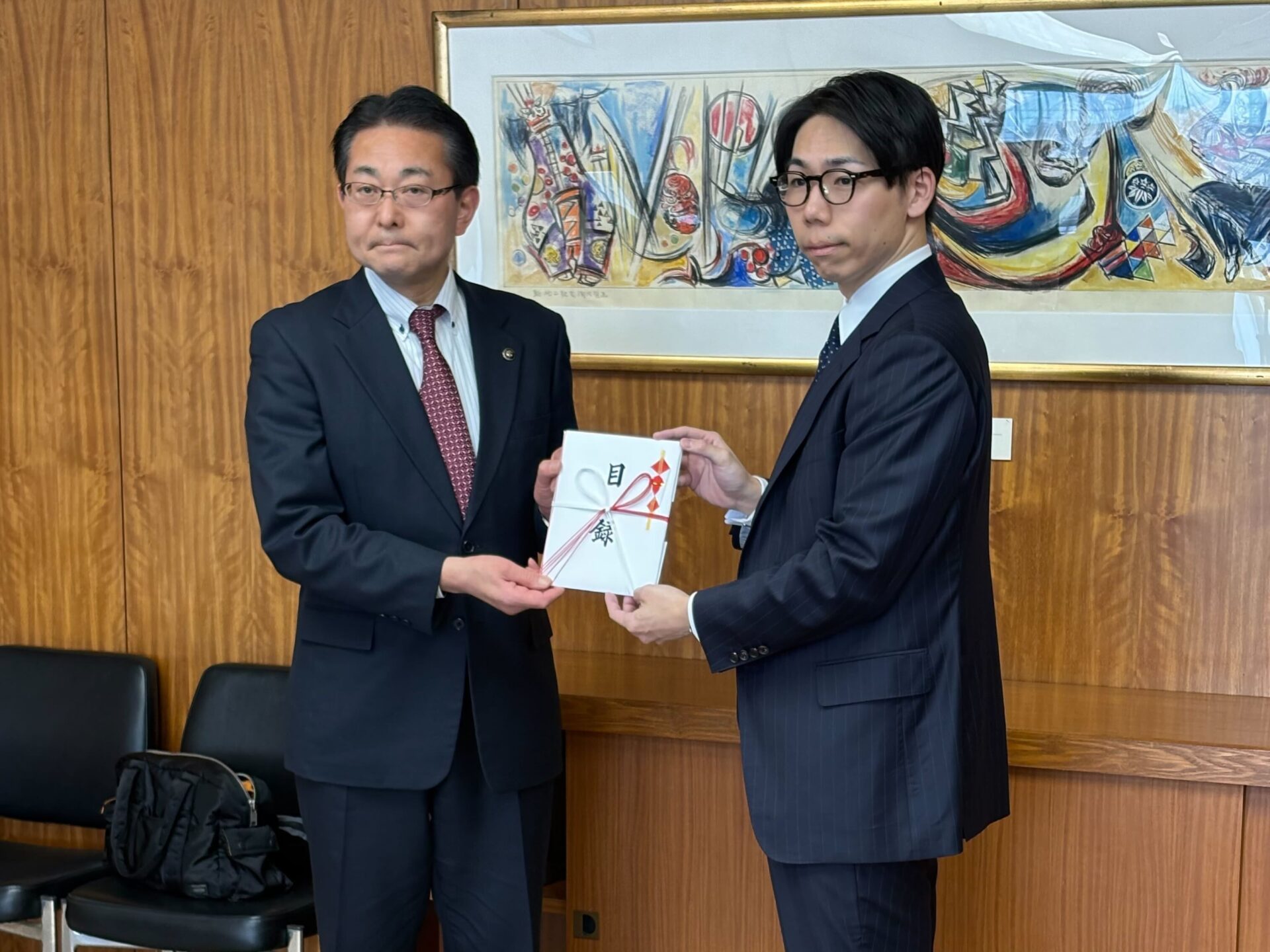 （左）北上市長 八重樫浩文 氏より感謝状を受領する、当社代表取締役 武衣貴志
