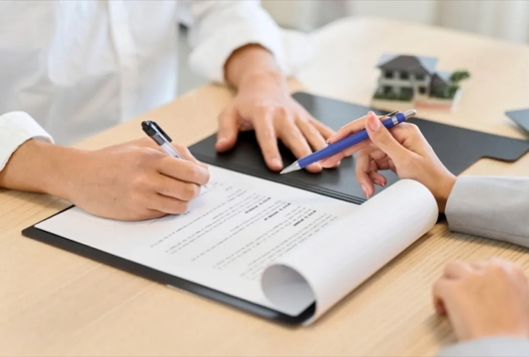 書類の記入部分を案内するコンサルタント